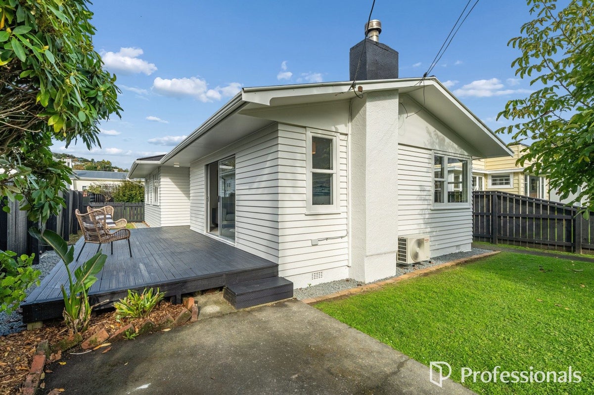 22 Golf Road, Manor Park, Lower Hutt - Carousel 1
