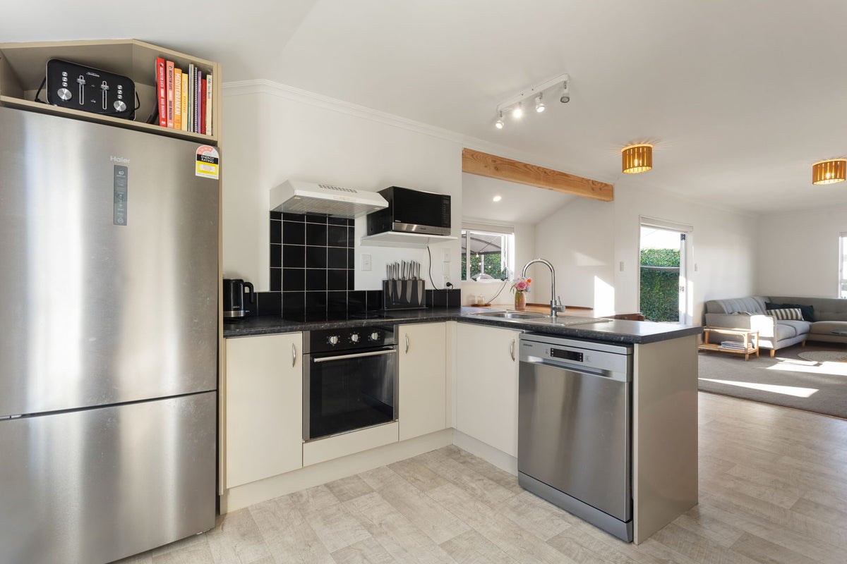 4 Storey Avenue, Beerescourt, Hamilton - Carousel 2