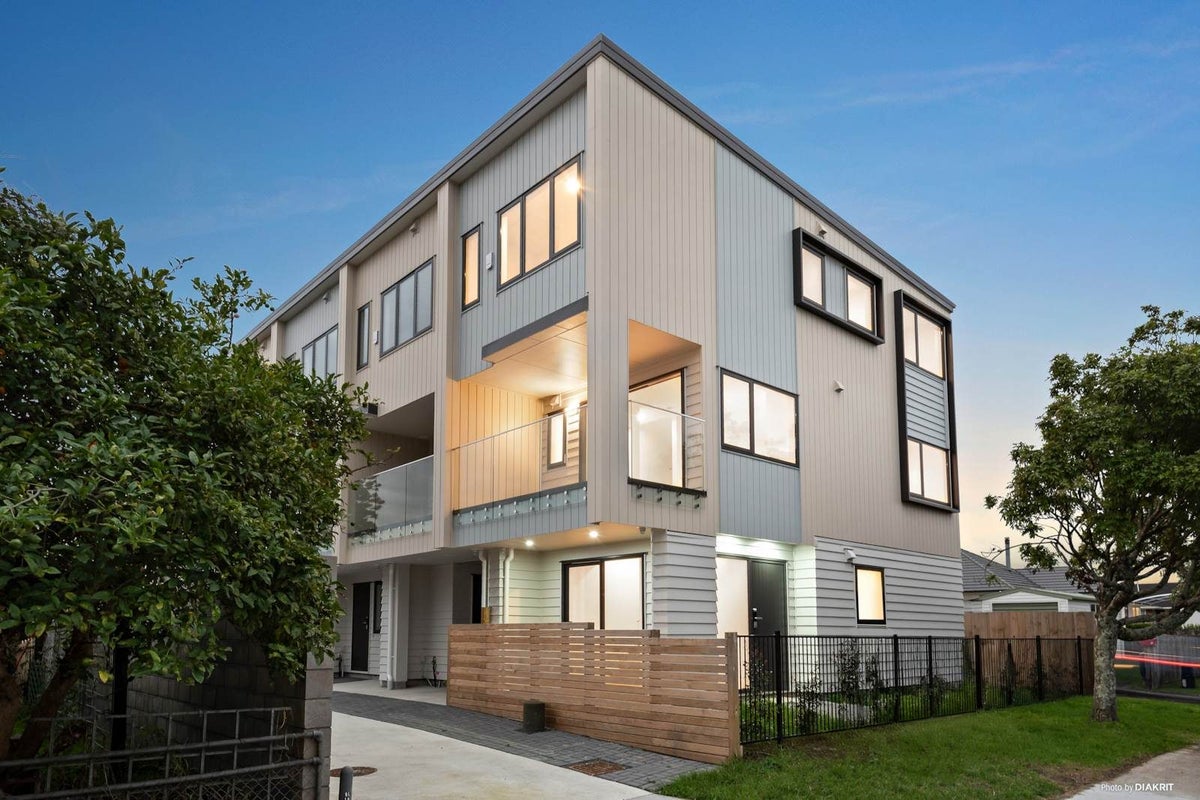 1/11 Hereford Street, Te Atatu Peninsula, Auckland - Carousel 1