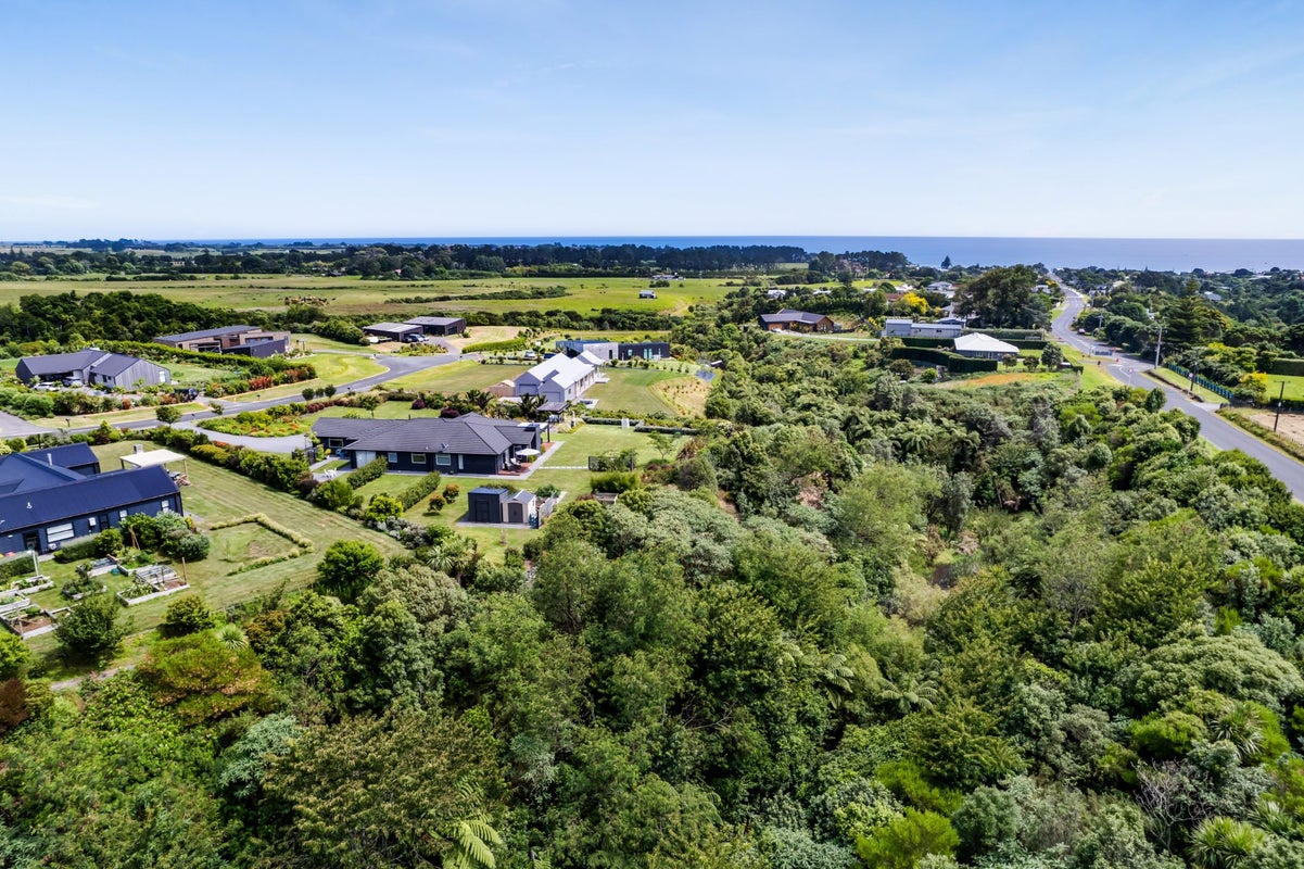 12 Pahakahaka Drive, Kaitake, New Plymouth - Carousel 2