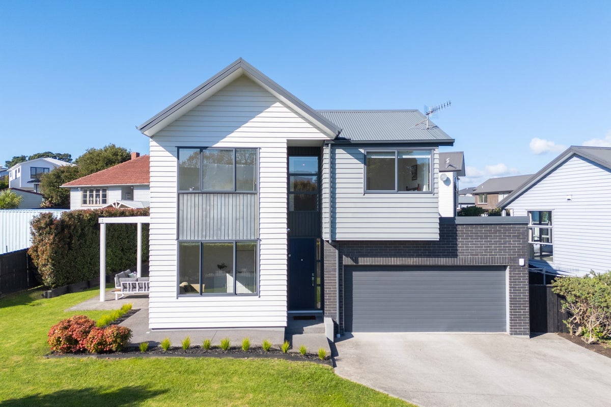 16 Radcliffe Street, Glen Innes, Auckland - Carousel 1