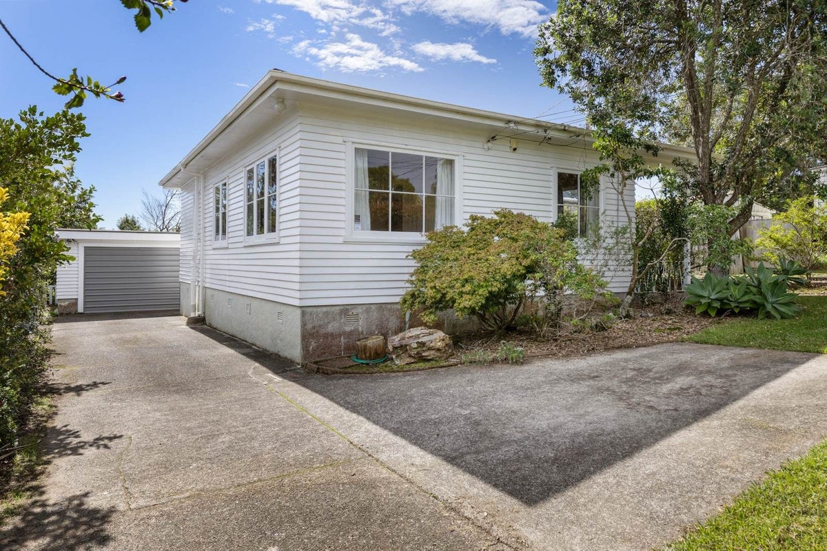 29 Puketea Street, Blockhouse Bay, Auckland - Carousel 1