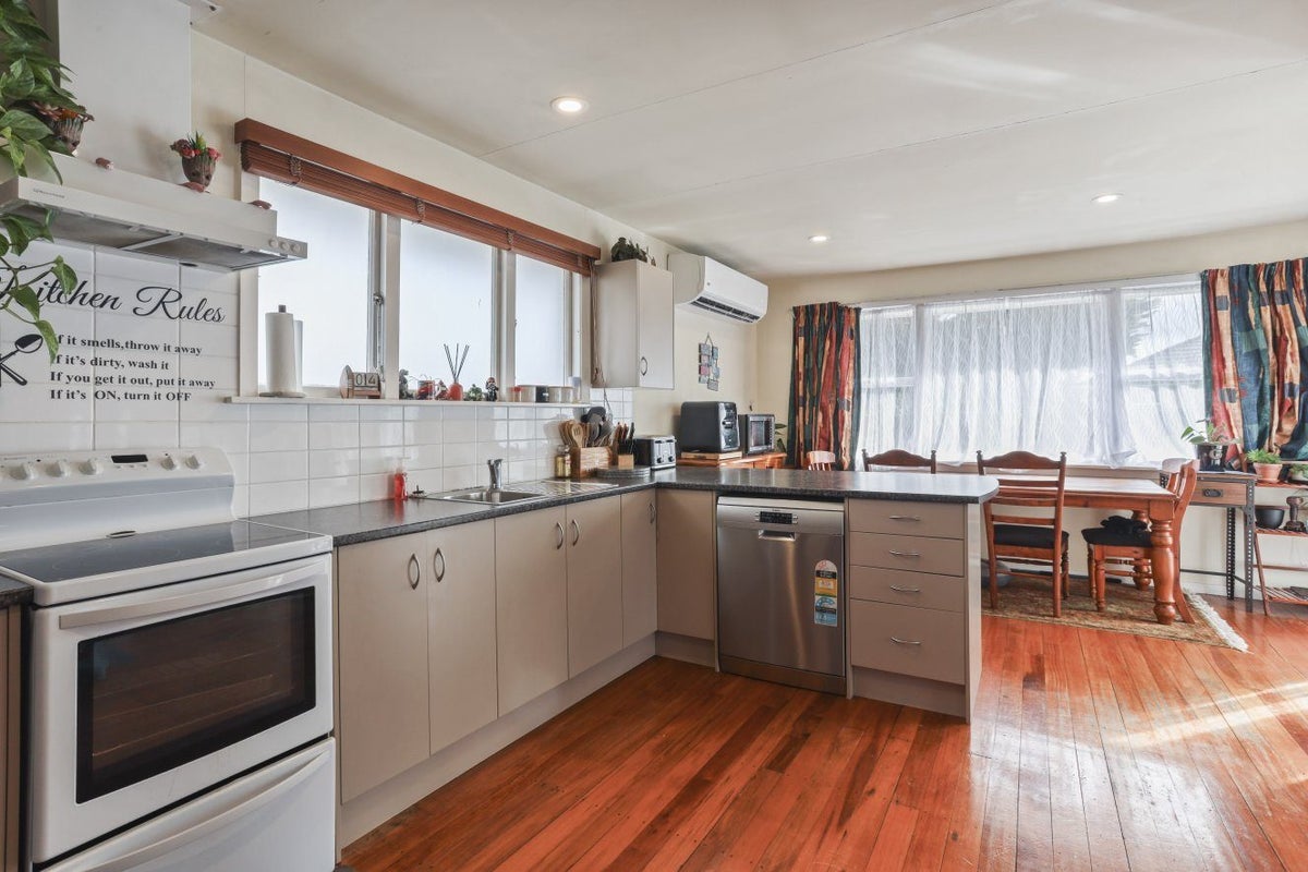 90 Frensham Crescent, Woolston, Christchurch - Carousel 2