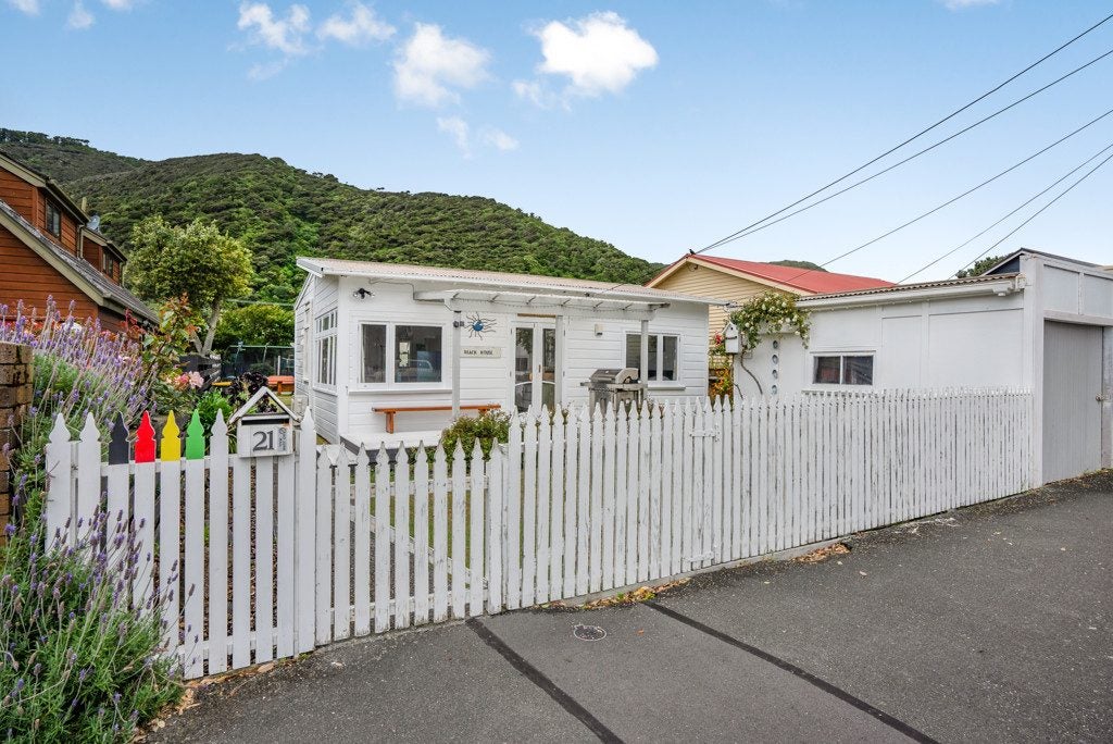 21 Tuatoru Street, Eastbourne, Lower Hutt - Carousel 27