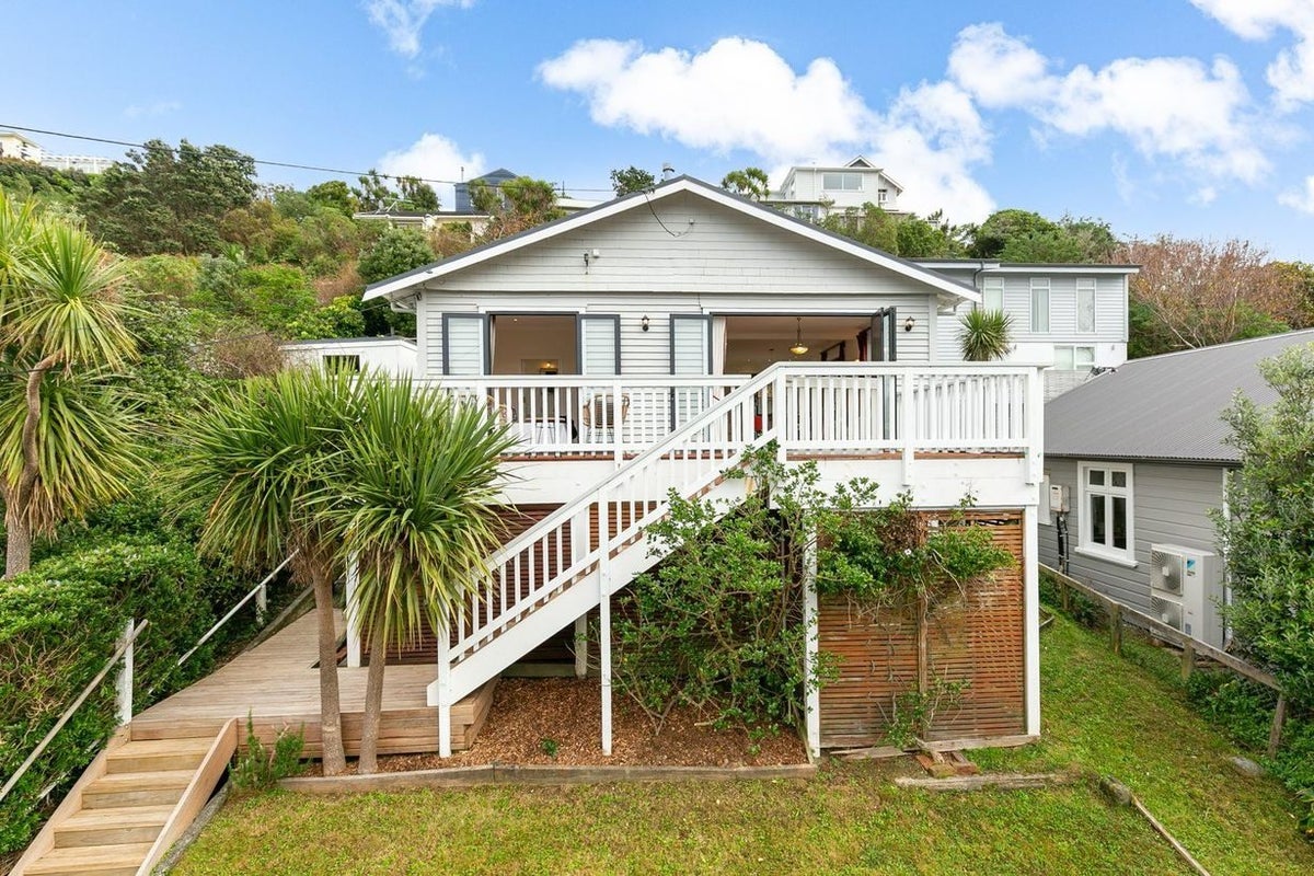 94 Eden Street, Island Bay, Wellington - Carousel 1