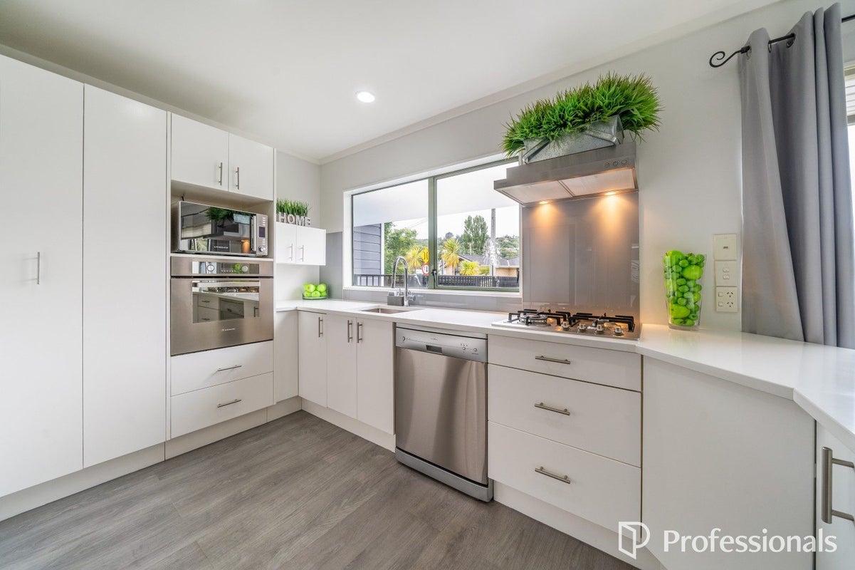 10 Cottle Heath Close, Manor Park, Lower Hutt - Carousel 2
