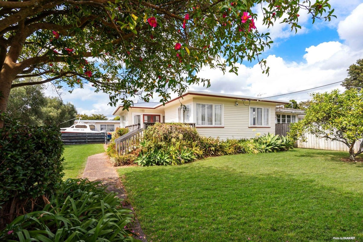 10 Barbary Avenue, Kelston, Auckland - Carousel 2