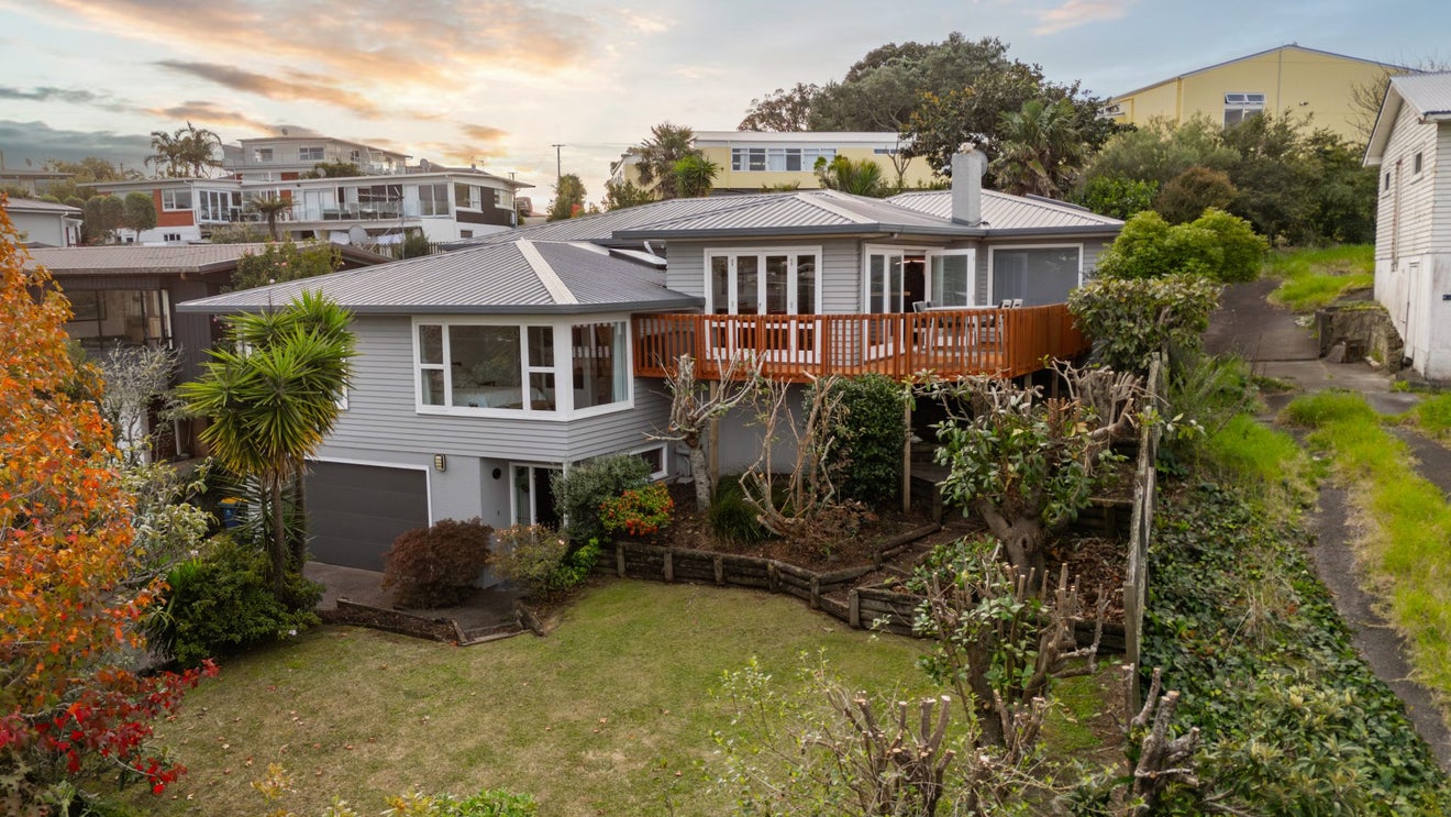 33 Peter Terrace, Castor Bay, Auckland - Carousel 2
