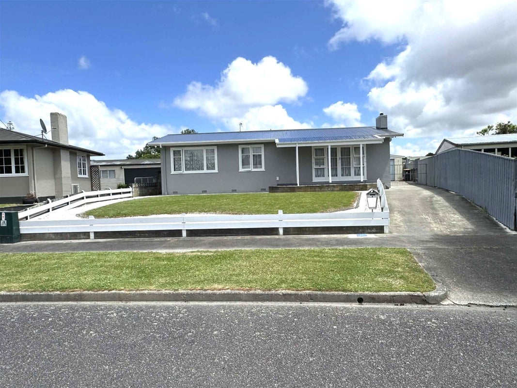 4 Mokau Place, Terrace End, Palmerston North - Carousel 2