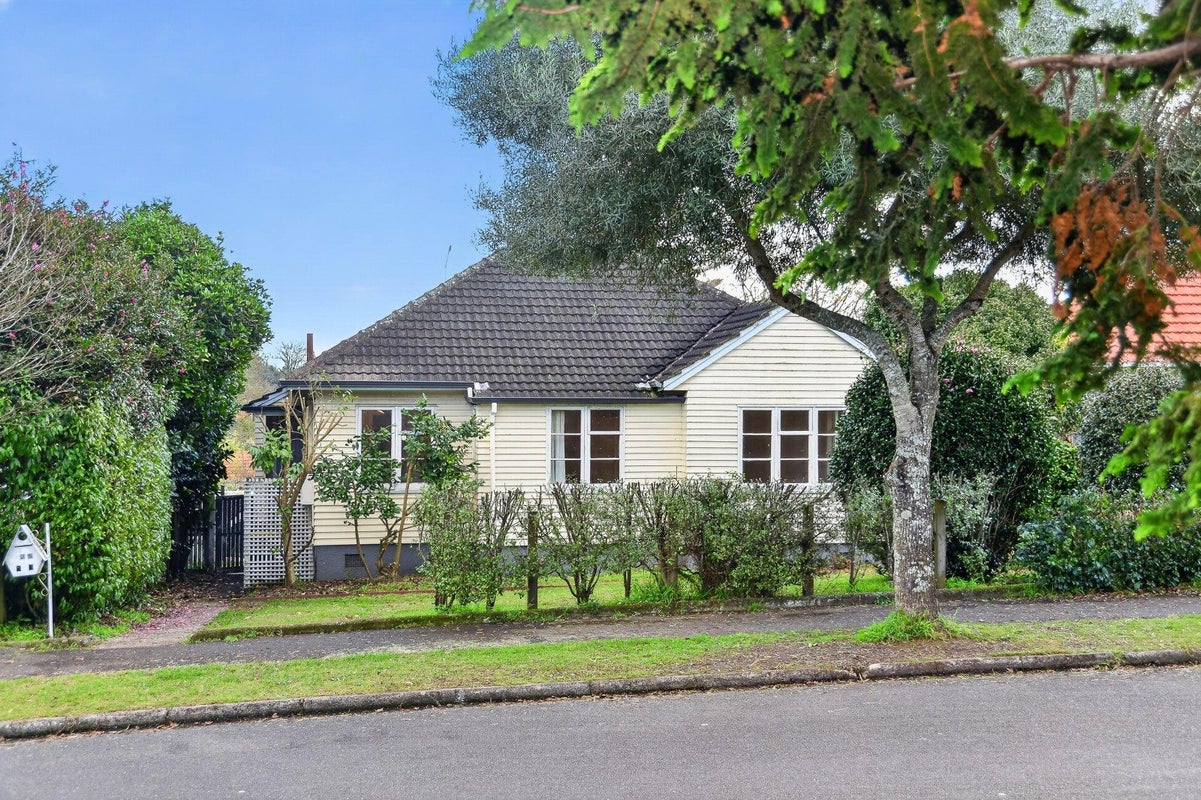 25 Bledisloe Terrace, Hamilton East, Hamilton - Carousel 1