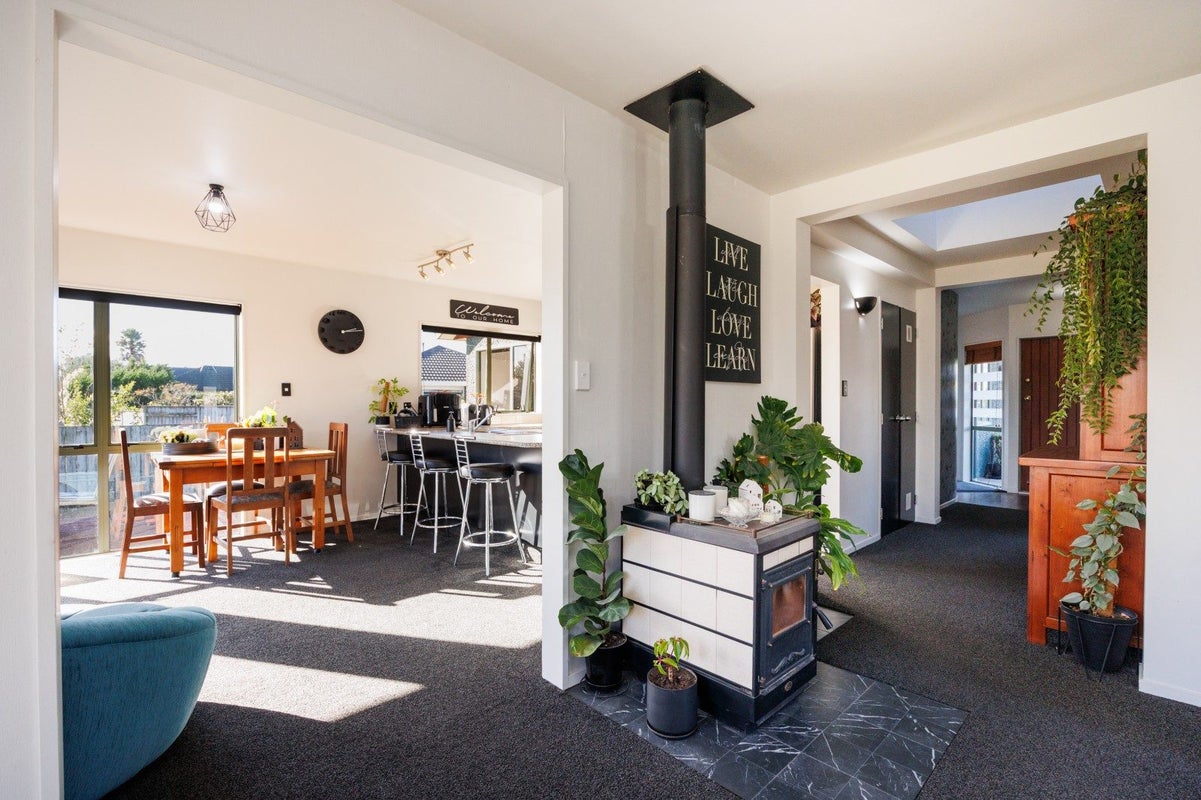 5 Abby Road, Fitzherbert, Palmerston North - Carousel 2
