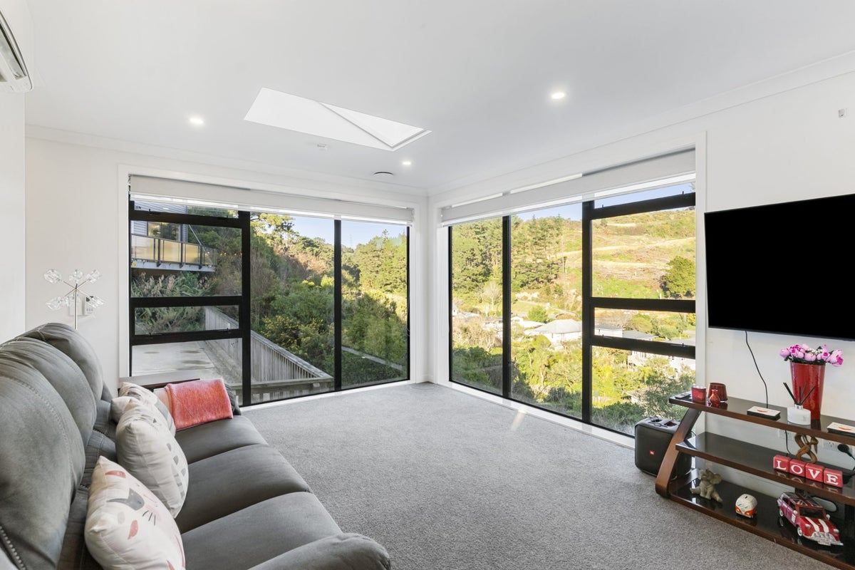 24 Ara Patukawenga, Tawa, Wellington - Carousel 2