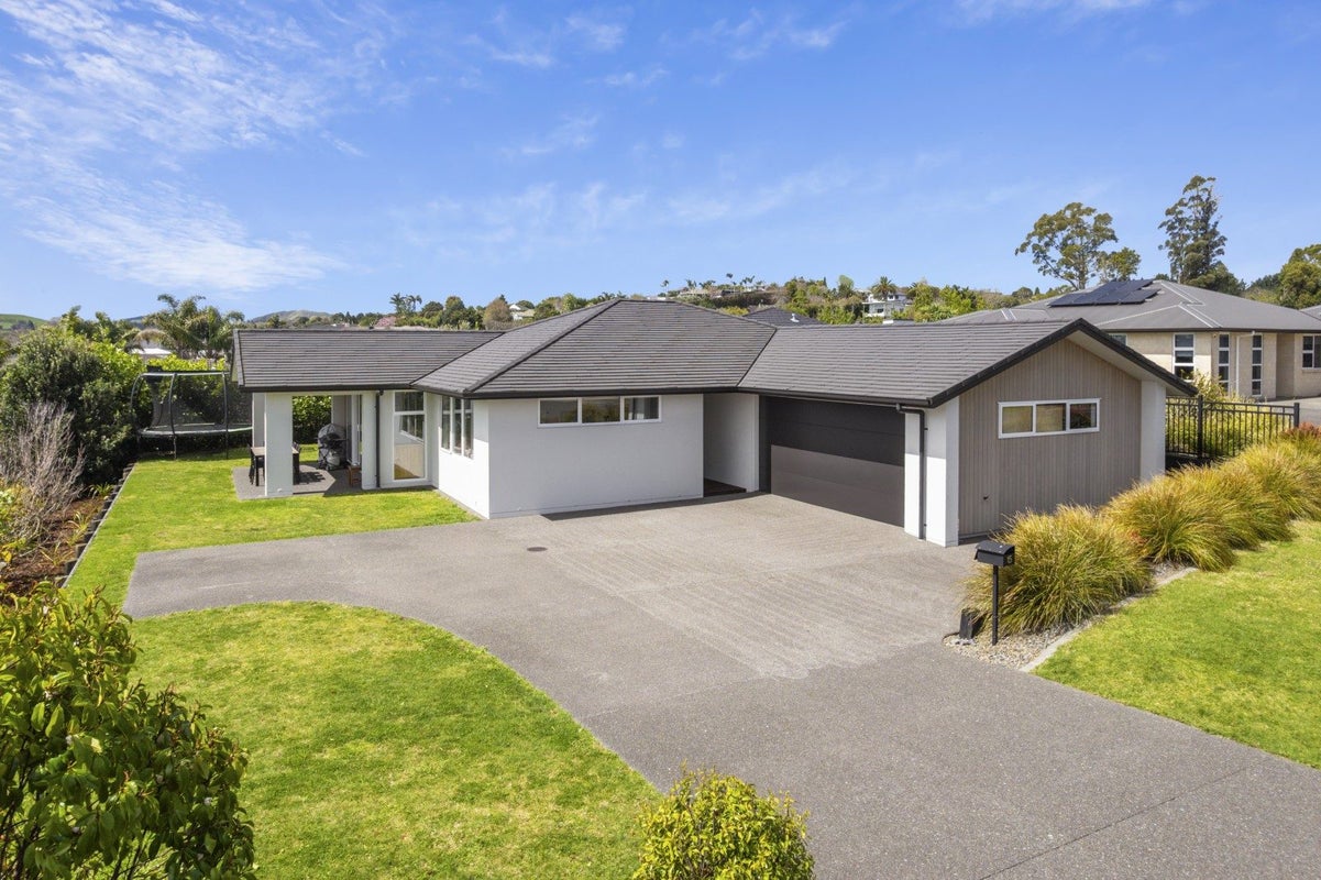 15 Louise Drive, Ohauiti, Tauranga - Carousel 1