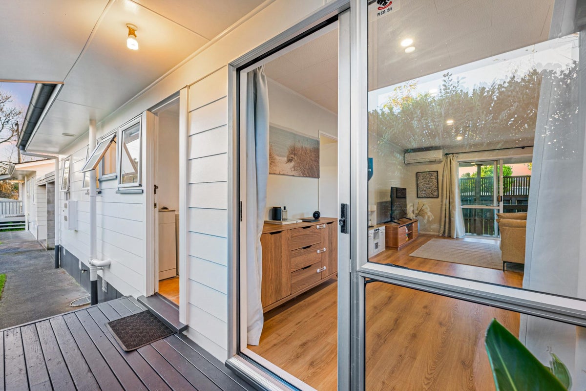 92B Beach Road, Te Atatu Peninsula, Auckland - Carousel 2