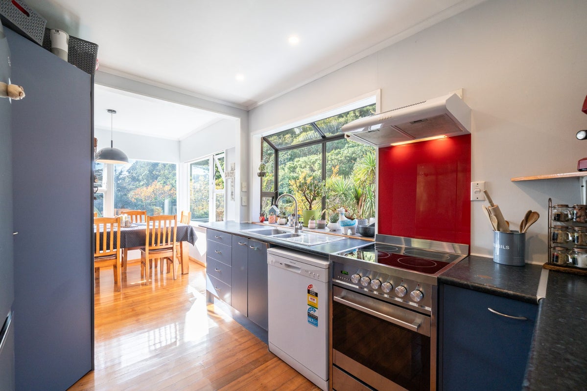 10 Court Road, Tawa, Wellington - Carousel 2