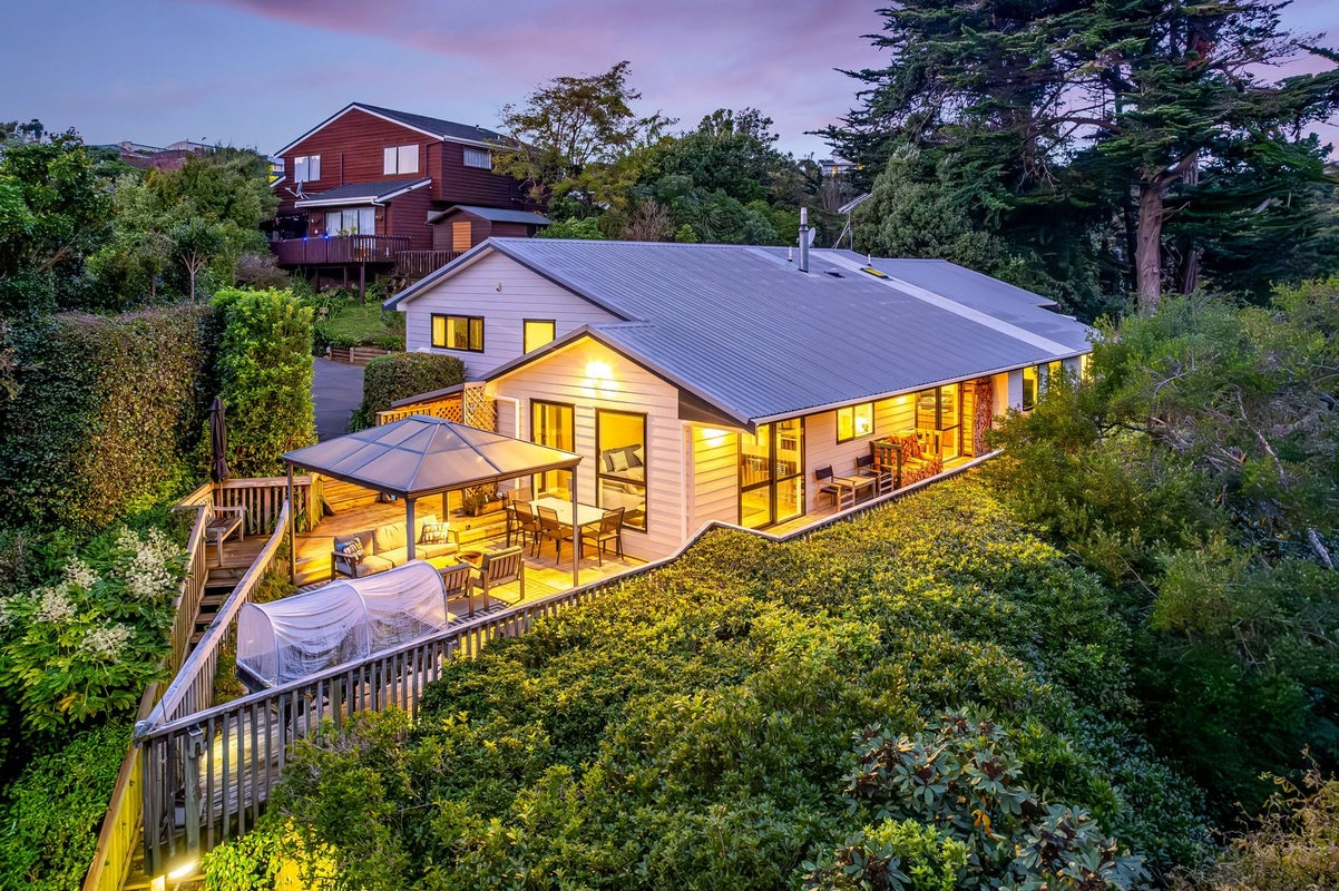 48 Sailmaker Close, Whitby, Porirua - Carousel 1