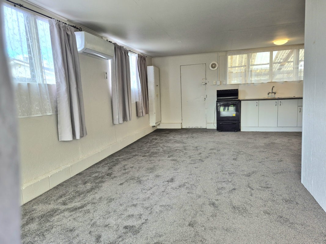 8A Sabot Place, Massey, Waitakere City, Auckland - Carousel 2