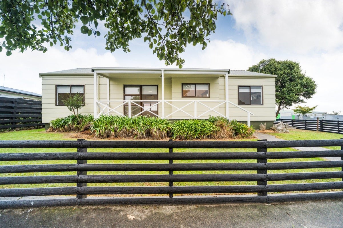 2 Peter Hall Drive, Kelvin Grove, Palmerston North - Carousel 1