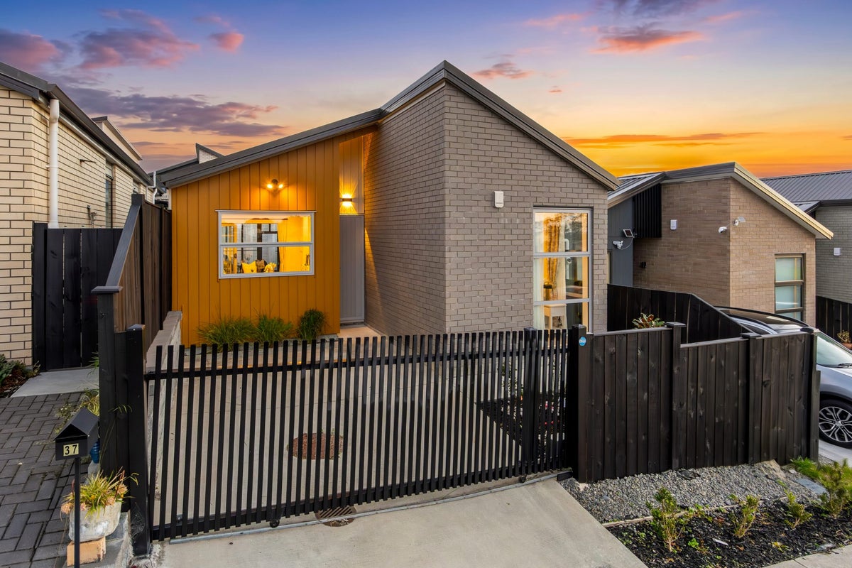 37 Puwha Street, Massey, Auckland - Carousel 1