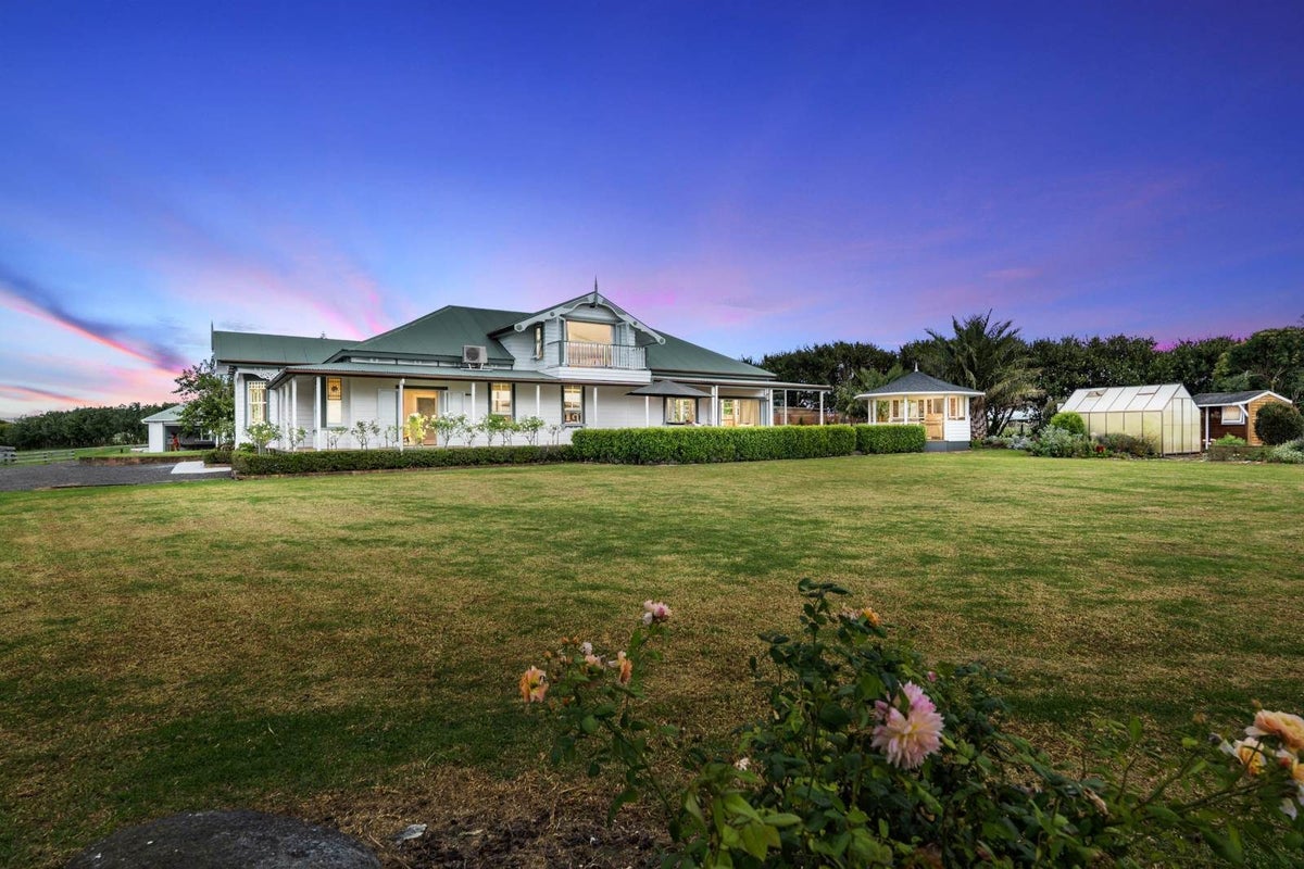 108 South Head Road, Helensville - Carousel 1