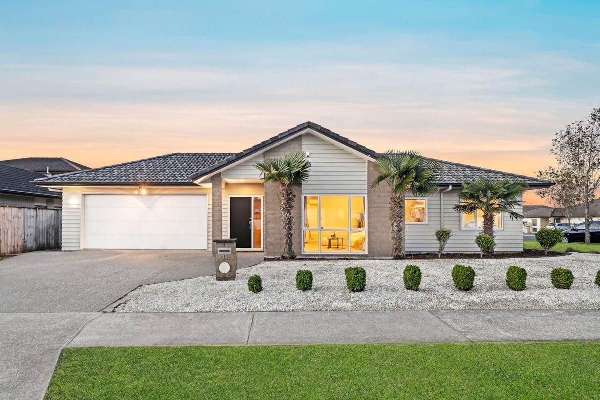 28 Arranmore Drive, Flat Bush, Auckland - Carousel 1