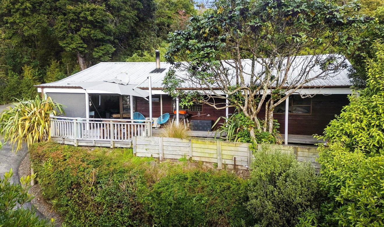 35 Amber Grove, Birchville, Upper Hutt - Carousel 1