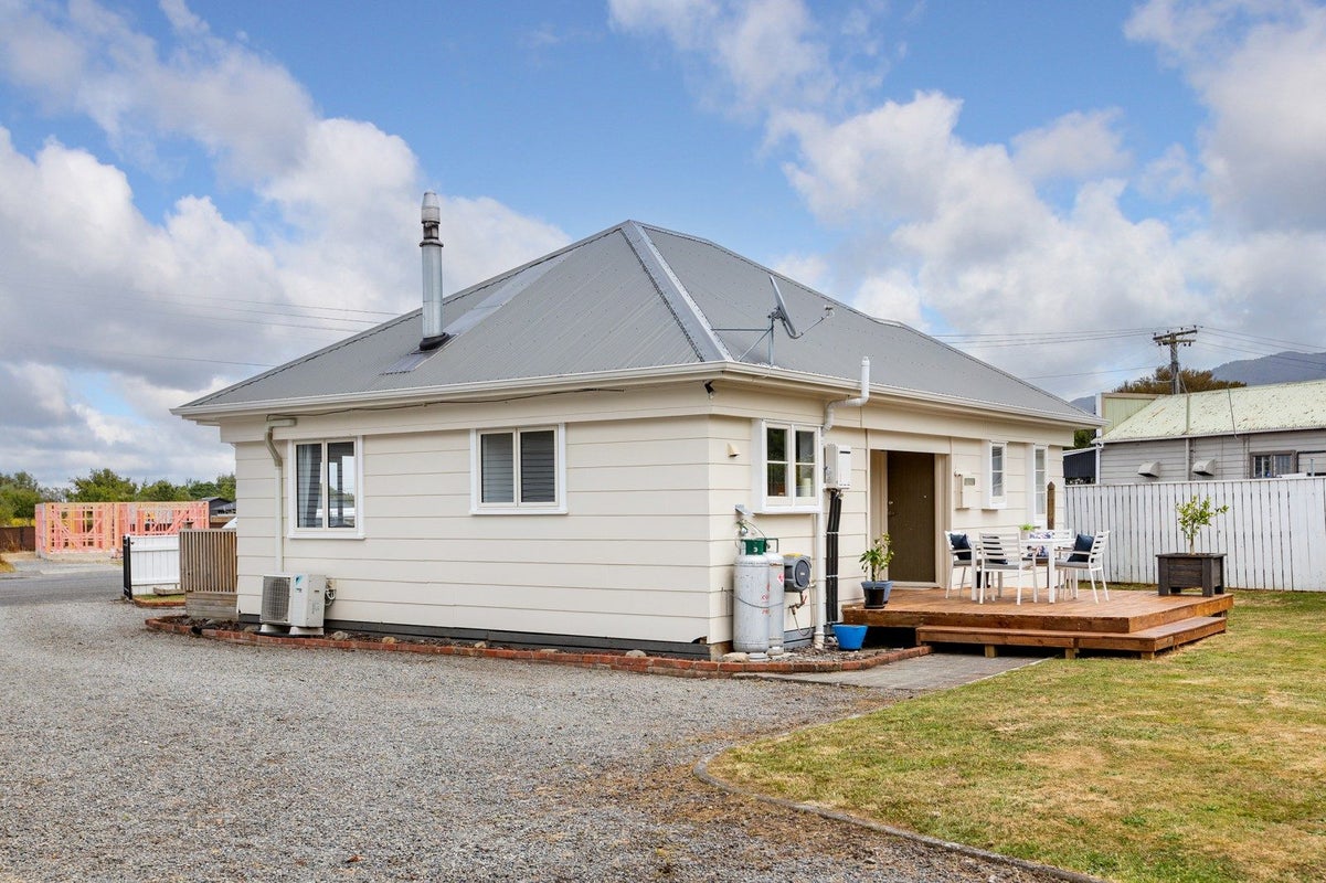 93 Fox Street, Featherston - Carousel 12