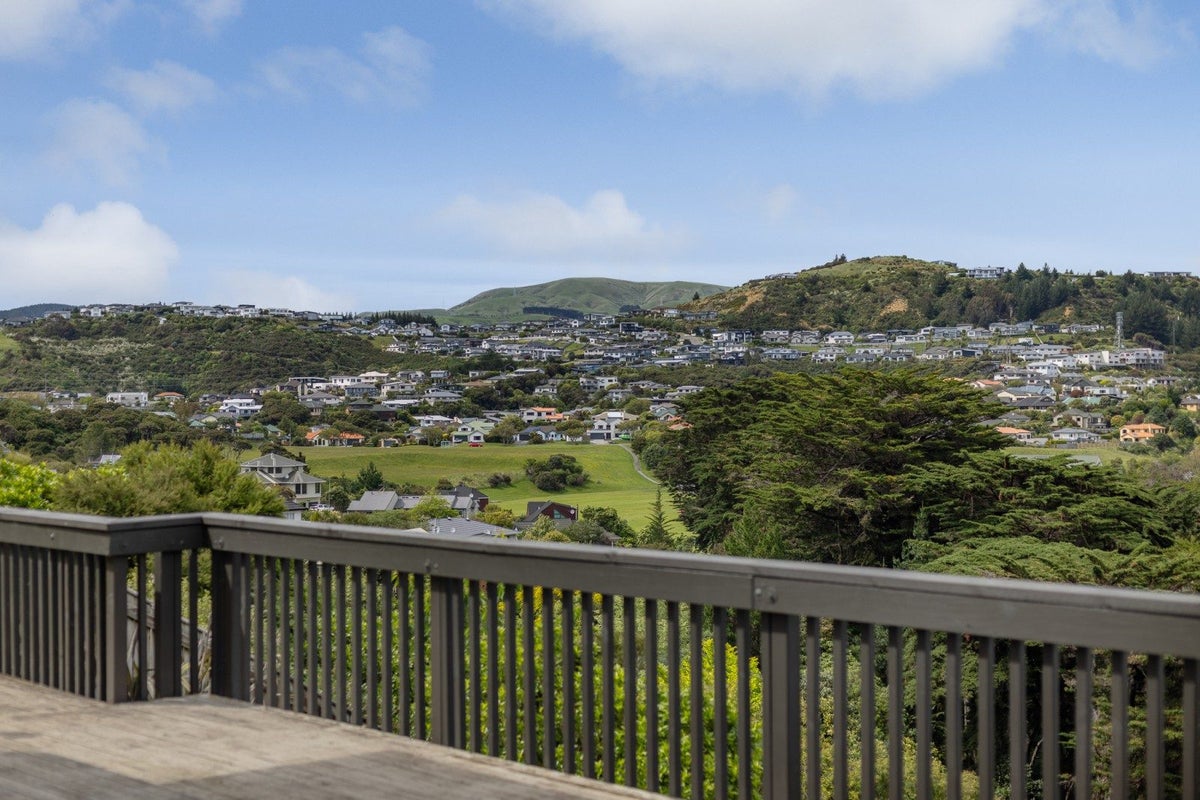 60 Molyneux Close, Whitby, Porirua - Carousel 1