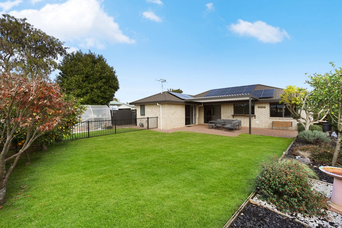 21 Mangakoea Place, St Andrews, Hamilton - Carousel 1