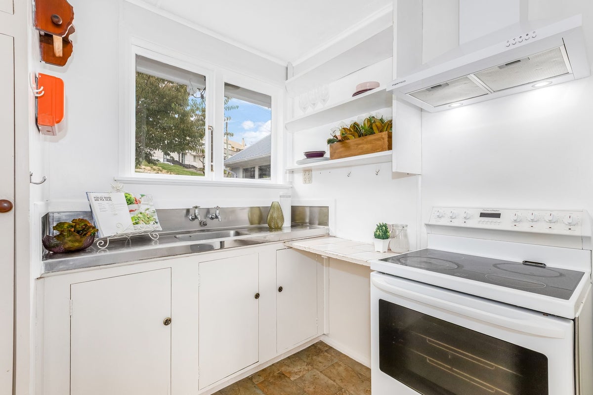 8 Ngahue Crescent, Elsdon, Porirua - Carousel 2
