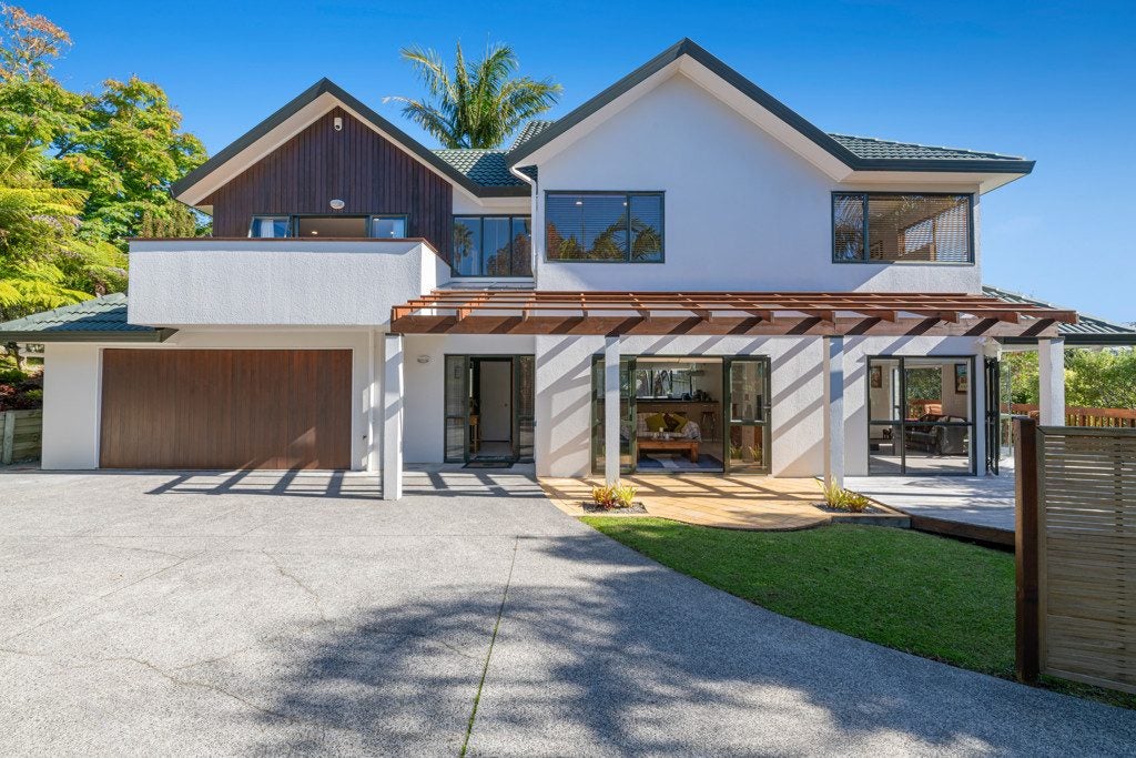 8 Saint Lucia Place, Unsworth Heights, Auckland - Carousel 1