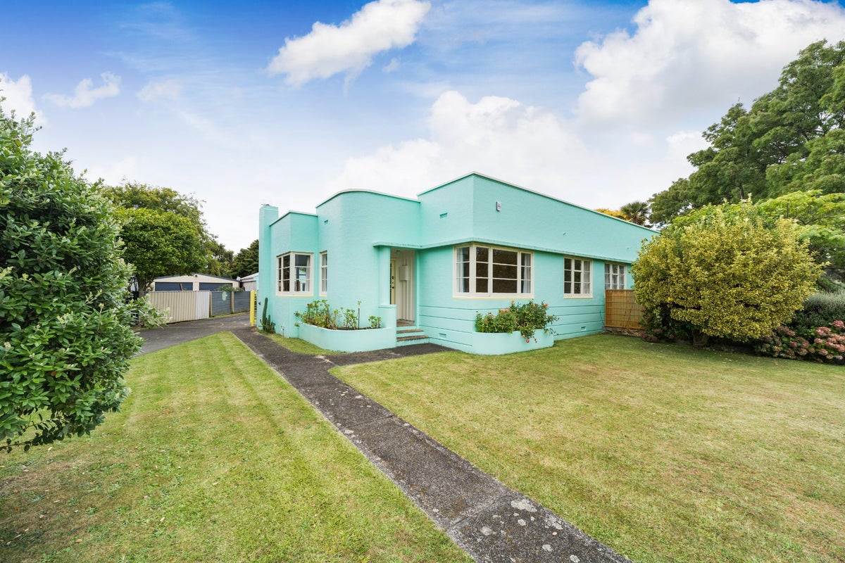 11 Savage Crescent, West End, Palmerston North - Carousel 1