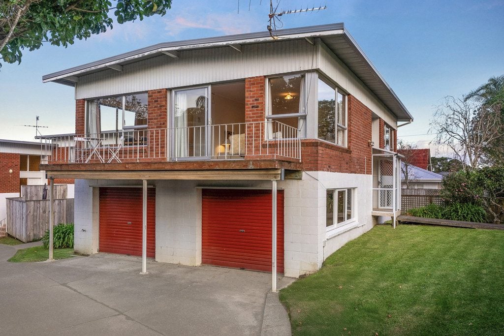 1/83 Sylvan Avenue, Northcote, Auckland - Carousel 1