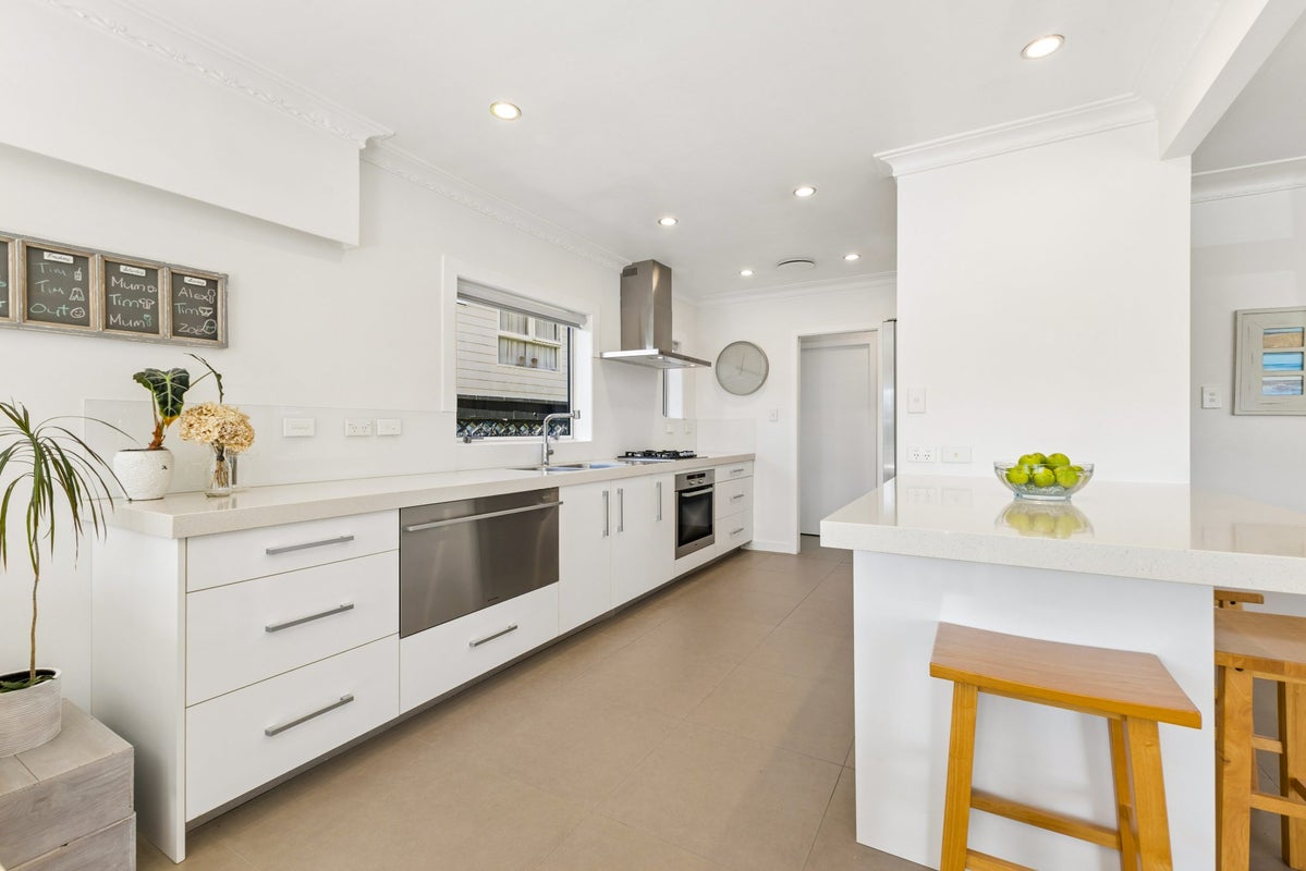 24 The Crest, Sunnyhills, Auckland - Carousel 2