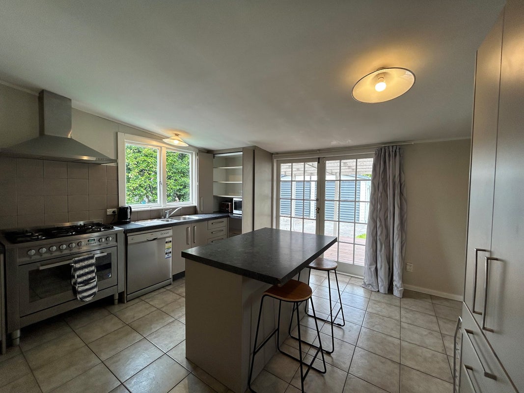 702 Avenue Road West, Saint Leonards, Hastings - Carousel 2