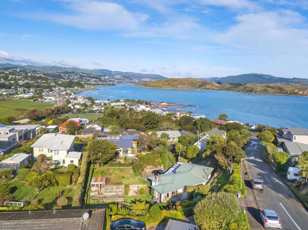 8 The Track, Plimmerton, Porirua - Carousel 25