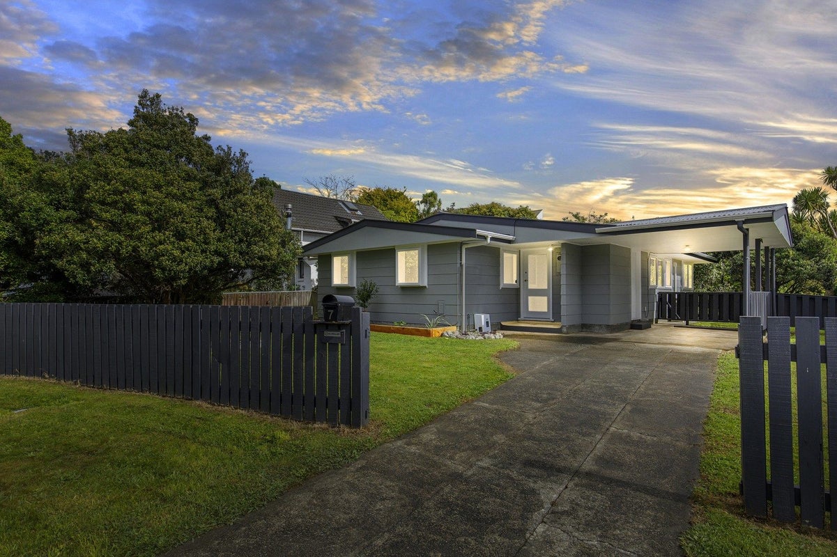 7 Dunsandel Grove, Silverstream, Upper Hutt - Carousel 1