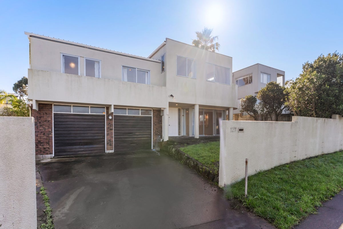 127 Clovelly Road, Bucklands Beach, Auckland - Carousel 1