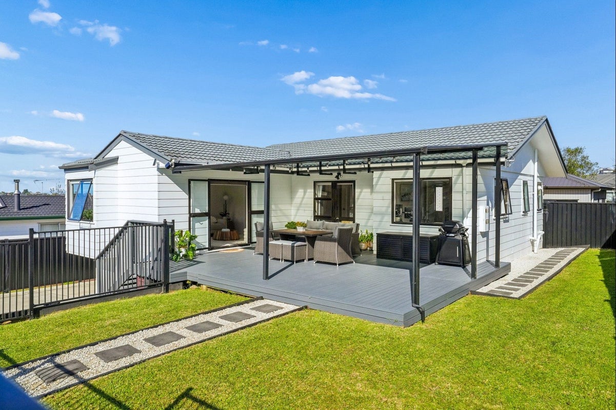 43 Athena Drive, Totara Vale, Auckland - Carousel 1