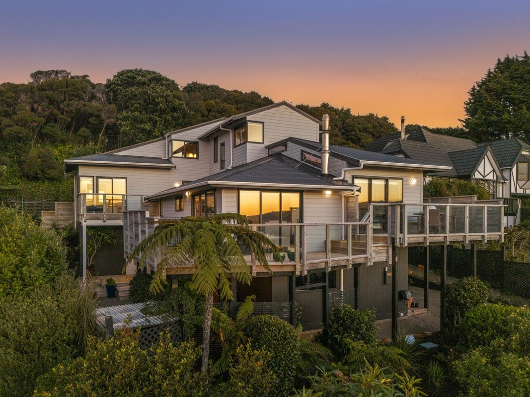10 Kinloch Place, Papakowhai, Porirua - Carousel 1