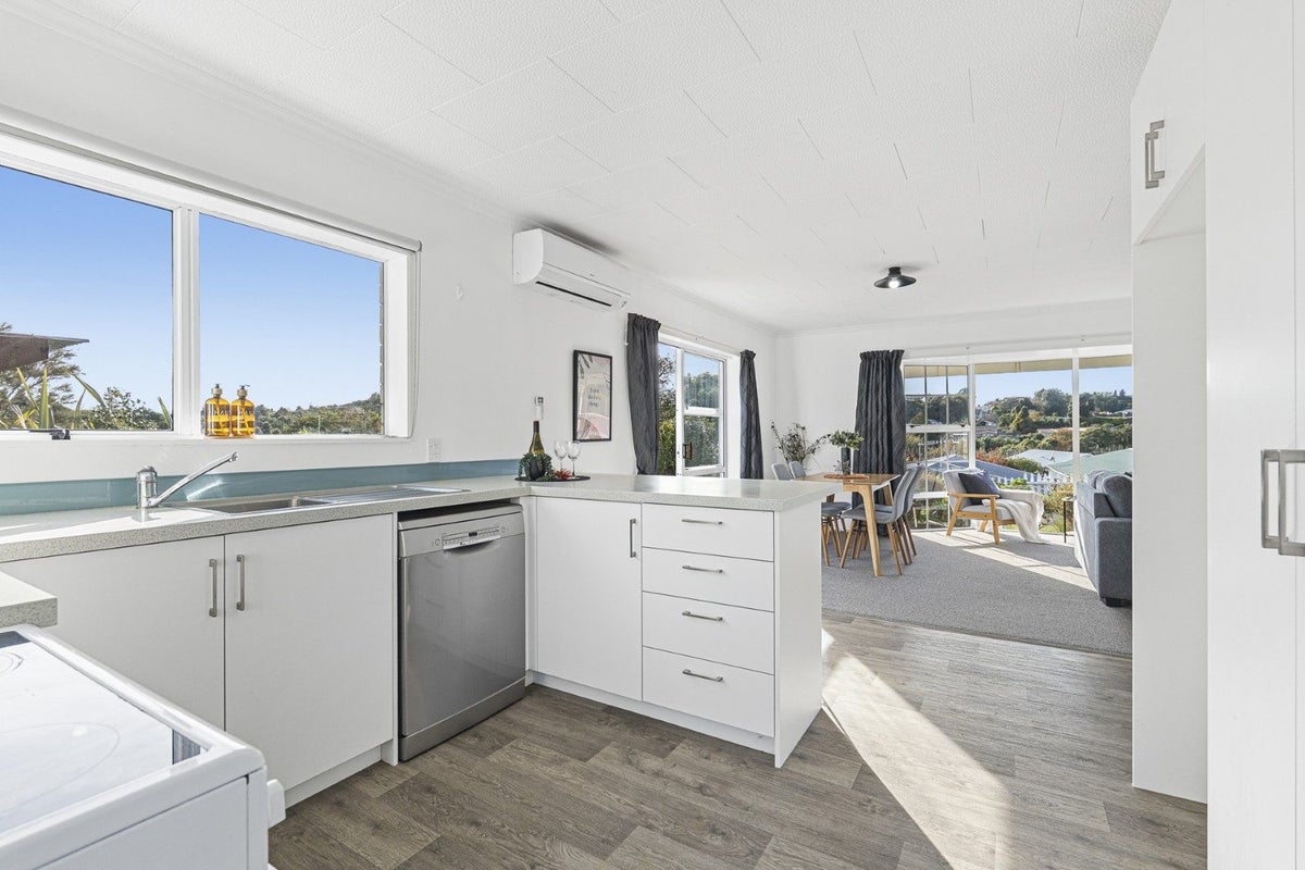 2/72 Cumberland Street, Welbourn, New Plymouth - Carousel 2