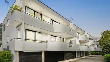 2/55 Carlton Mill Road, Merivale, Christchurch - Carousel 1