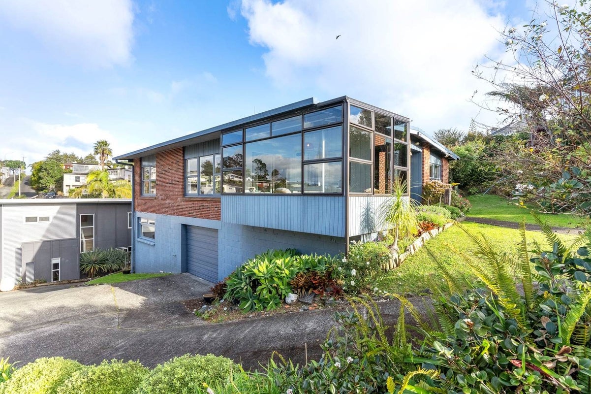 1/4 Elizabeth Place, Mairangi Bay, Auckland - Carousel 1