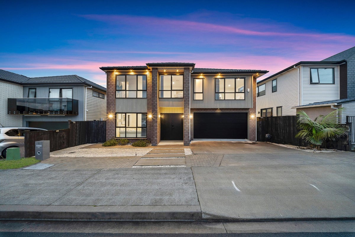 19 Dungloe Avenue, Flat Bush, Auckland - Carousel 1