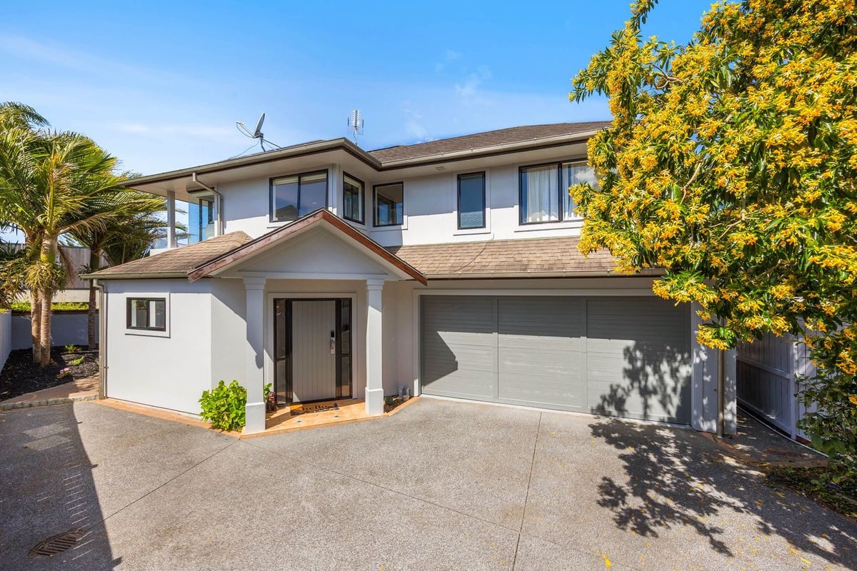 2/4 Rogers Avenue, Eastern Beach, Auckland - Carousel 1