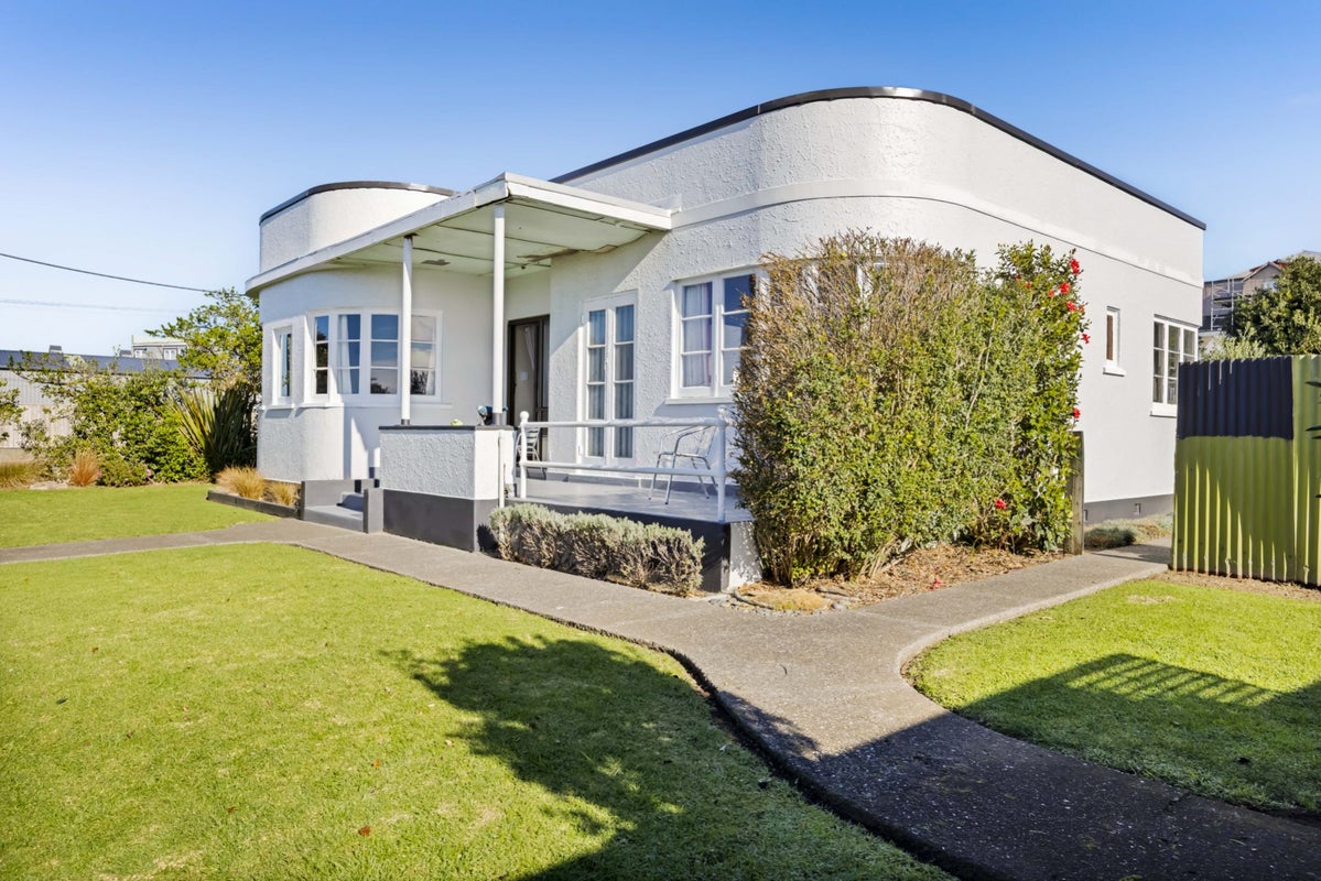 32 Leicester Street, Patea - Carousel 1