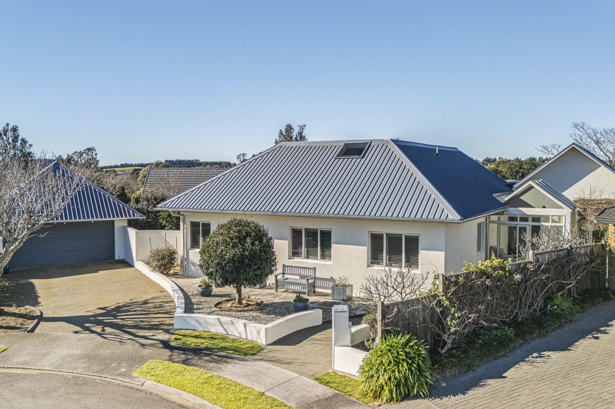 3 Waiwera Place, Merrilands, New Plymouth - Carousel 1