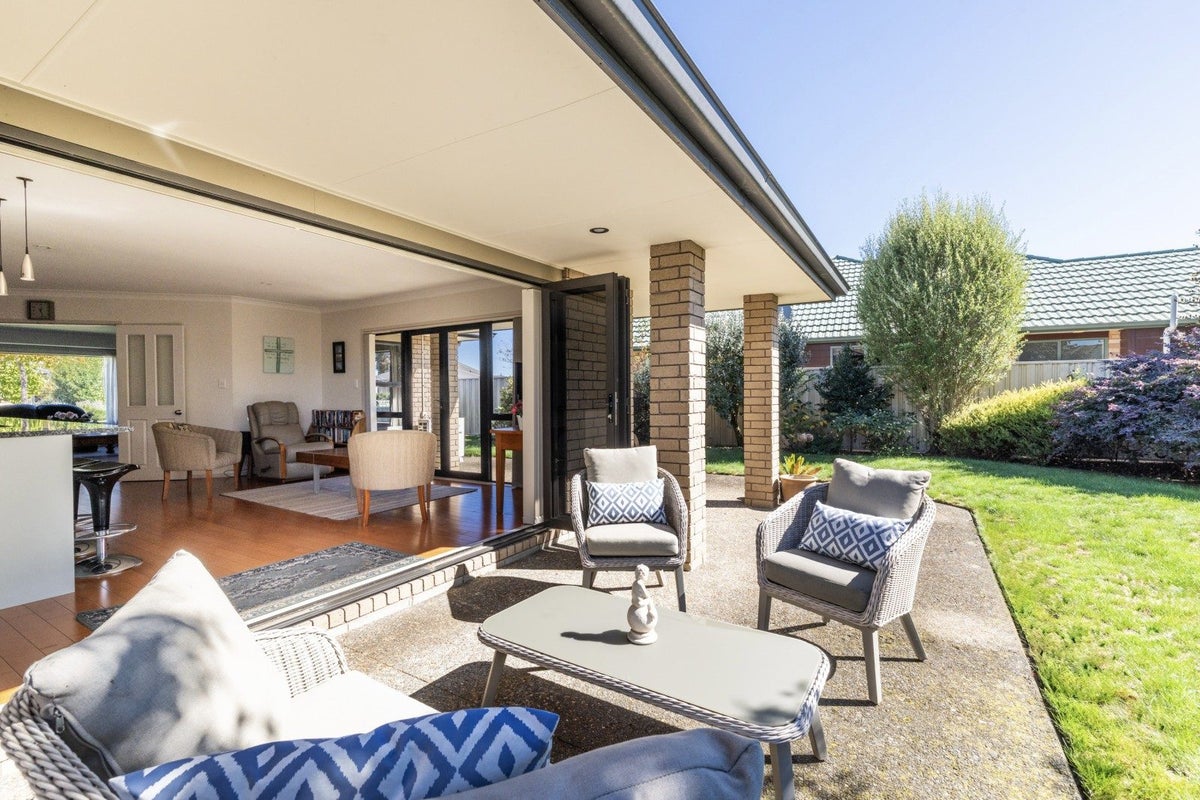 207 Frimley Oaks, Frimley, Hastings - Carousel 1