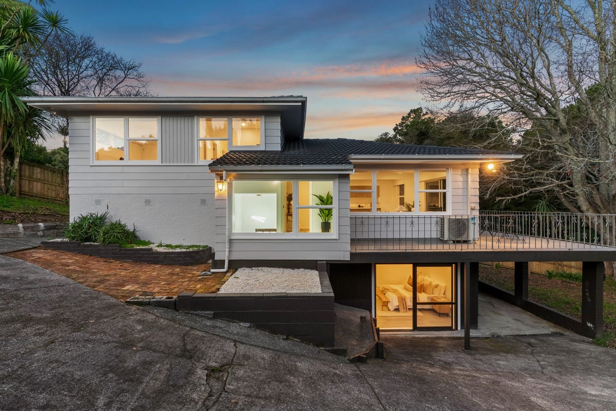 51 Cyclarama Crescent, Massey, Auckland - Carousel 1
