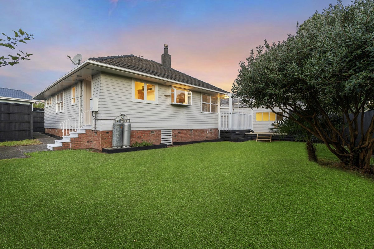 2/23 Mickle Street, Te Atatu South, Auckland - Carousel 2